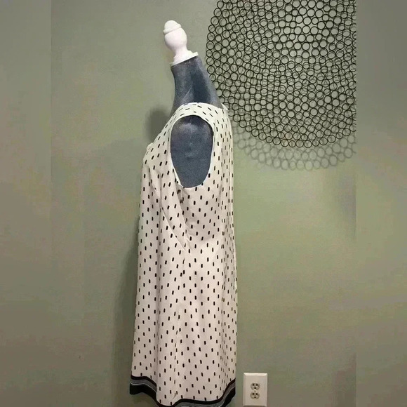 Ann Taylor - Sleeveless lined white dress with design - Size 12 - Picture 2 of 5